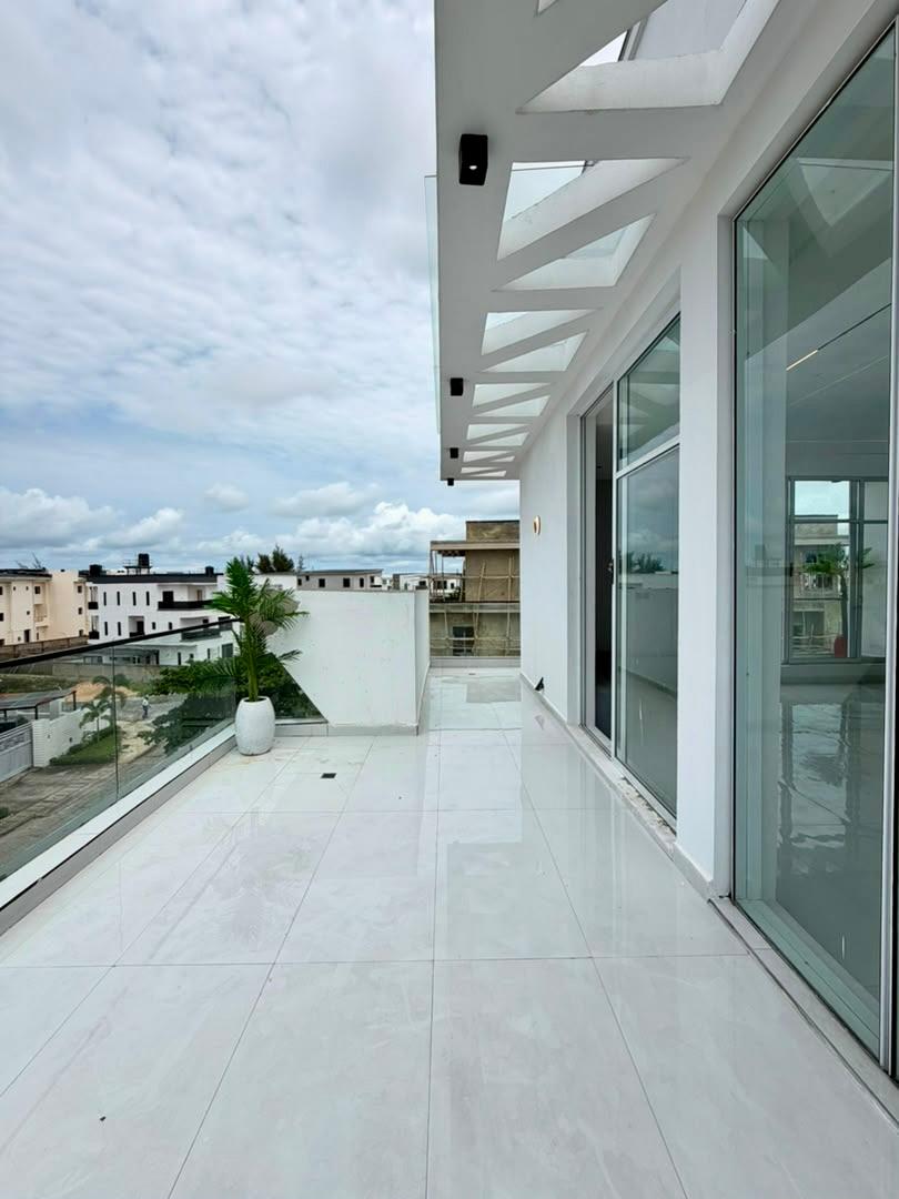 Now Available | Exquisite 5-Bedroom Detached Home +Bq, Swimming pool, cinema and gym photo 14