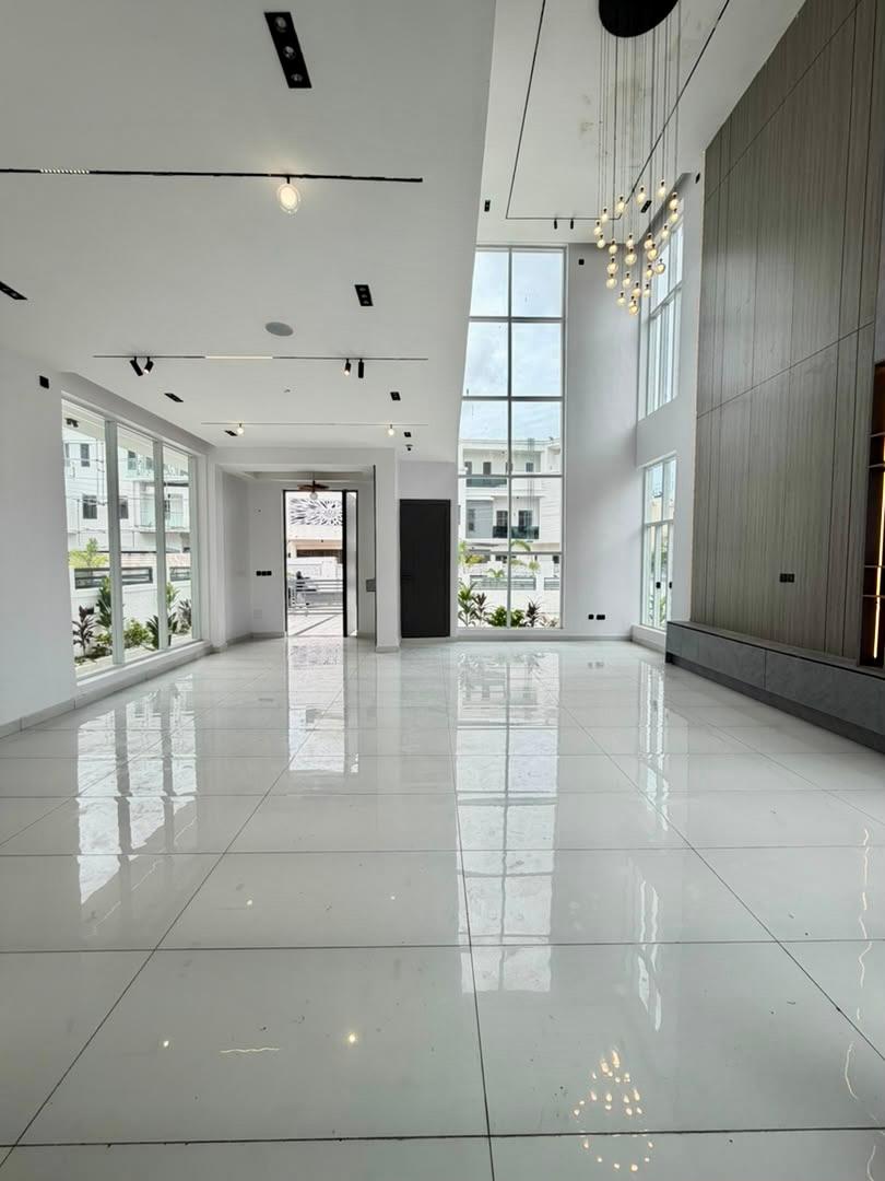 Now Available | Exquisite 5-Bedroom Detached Home +Bq, Swimming pool, cinema and gym photo 4
