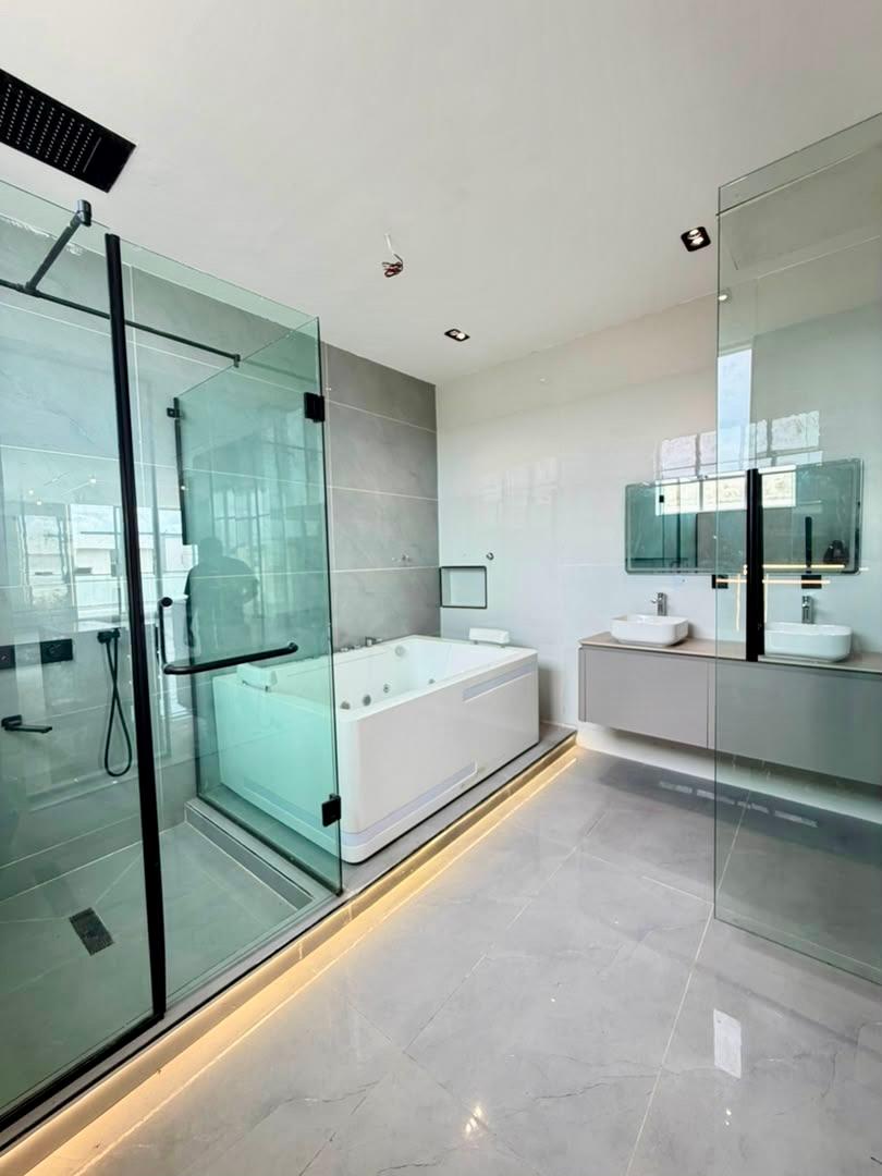 Now Available | Exquisite 5-Bedroom Detached Home +Bq, Swimming pool, cinema and gym photo 11