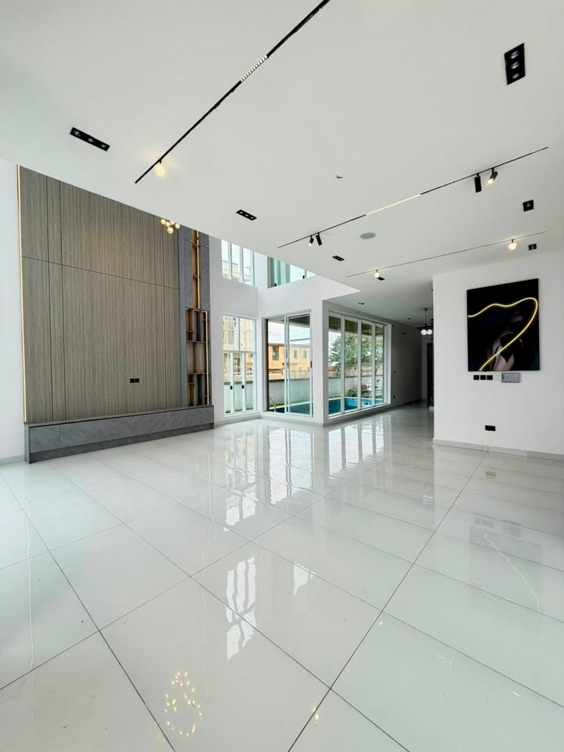 Now Available | Exquisite 5-Bedroom Detached Home +Bq, Swimming pool, cinema and gym photo 3