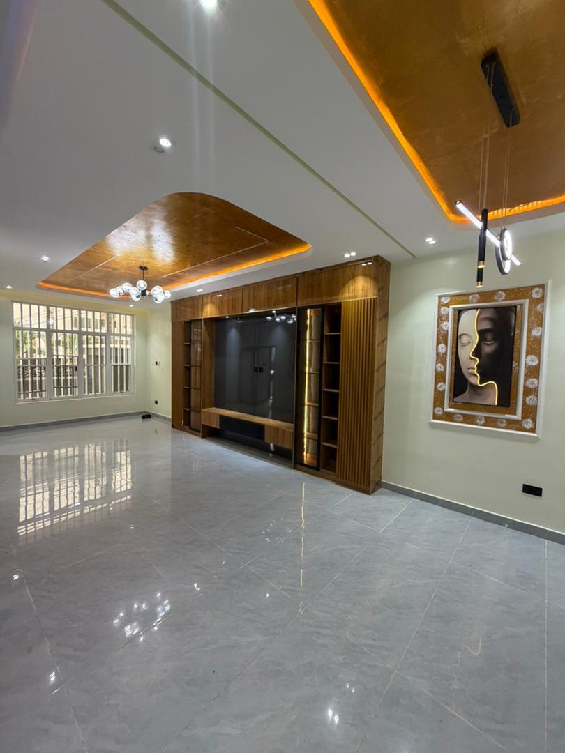 TASTEFULLY FINISHED FULLY DETACHED DUPLEX WITH BQ photo 2