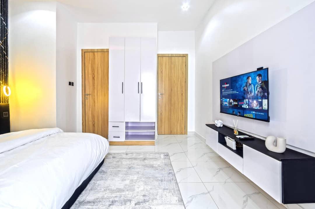 Experience maximum comfort in our modern 1/2 bedroom city view apartment with a PS5, swimming pool, gym and 2 spacious balconies photo 10
