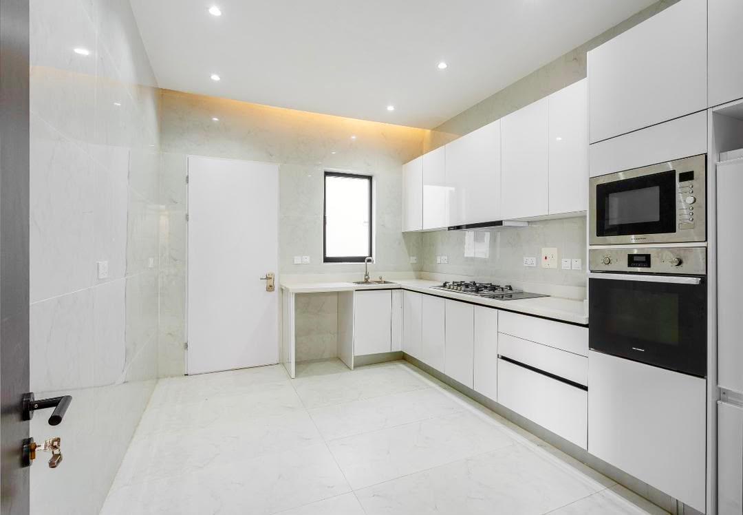 Tastefully Built 4 Bedroom Terrace and BQ photo 5