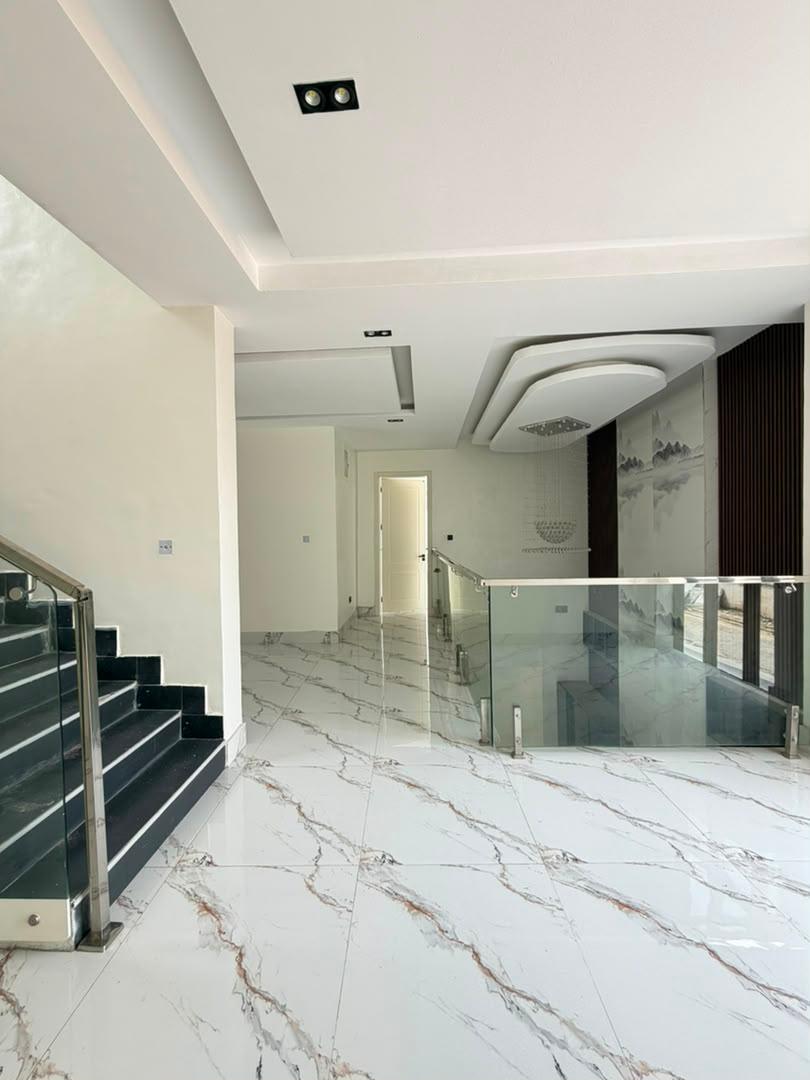 Contemporary 5-Bedroom Detached Residence with Cinema & Pool photo 5