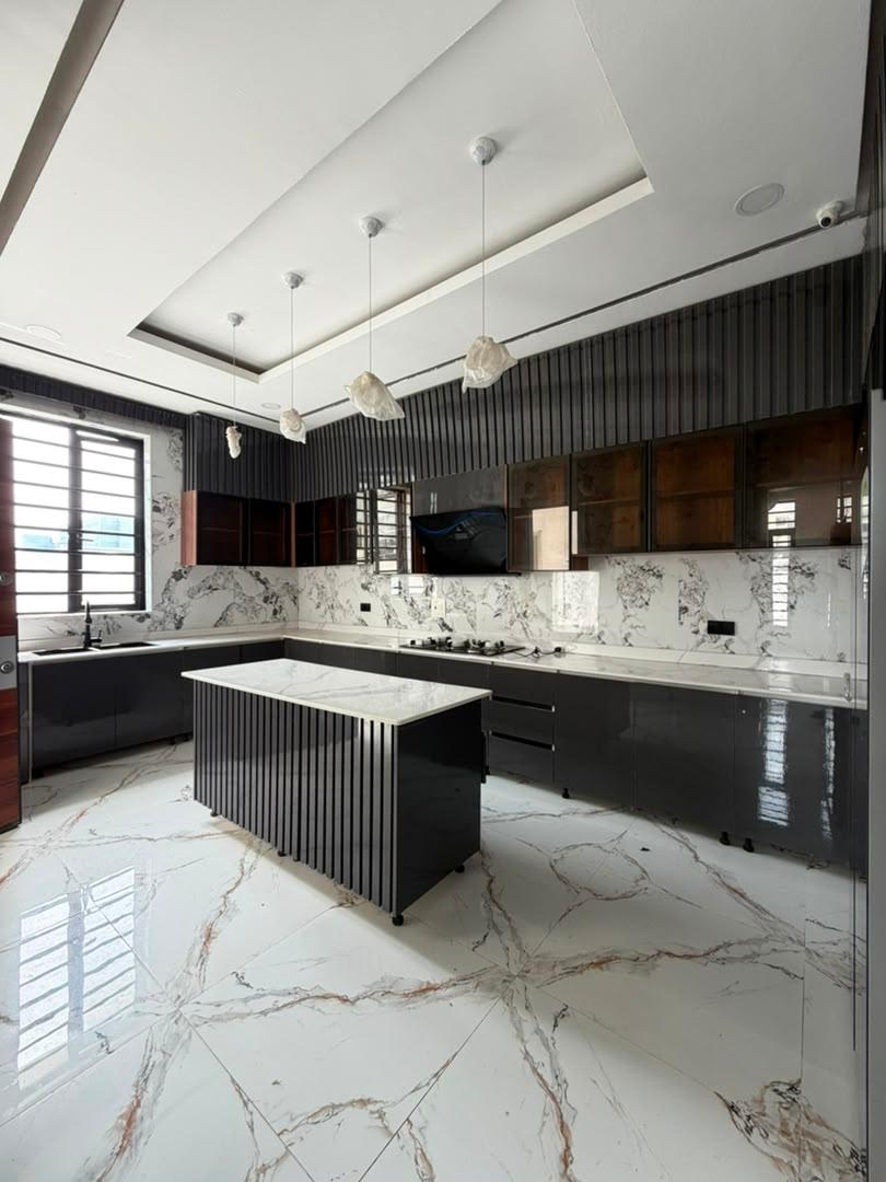 Contemporary 5-Bedroom Detached Residence with Cinema & Pool photo 7