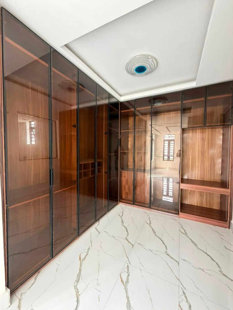 Contemporary 5-Bedroom Detached Residence with Cinema & Pool photo 11
