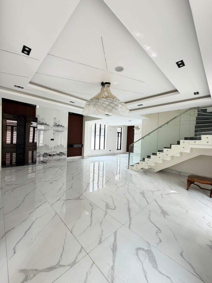 Contemporary 5-Bedroom Detached Residence with Cinema & Pool photo 2