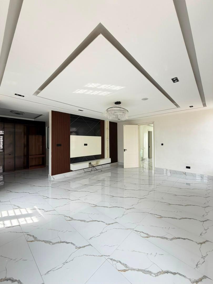 Contemporary 5-Bedroom Detached Residence with Cinema & Pool photo 8