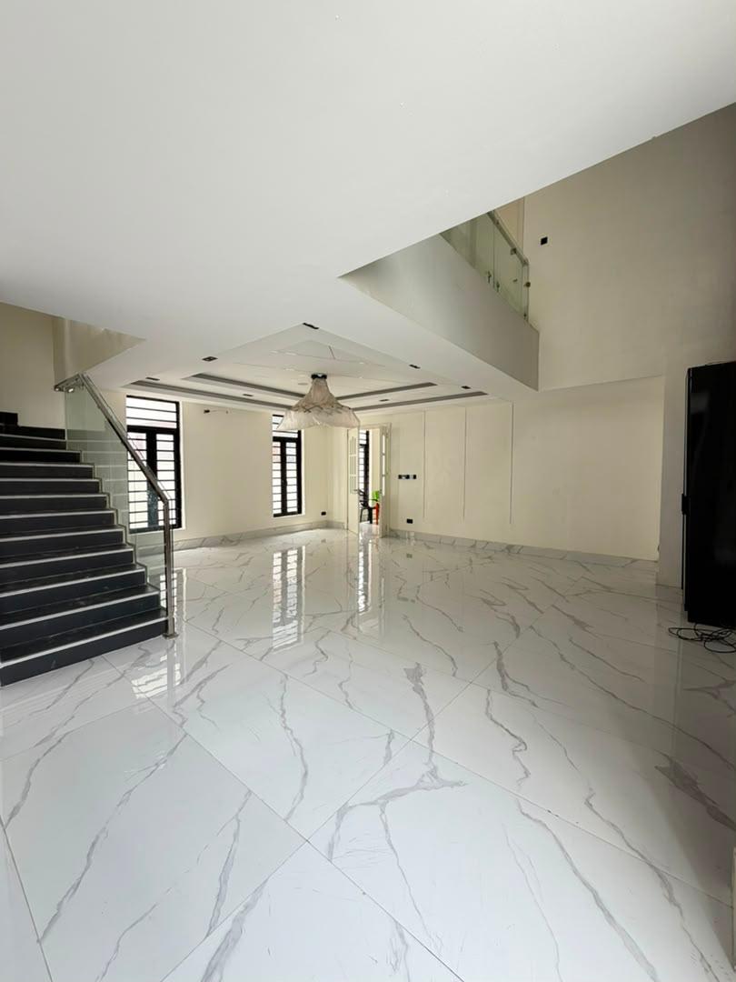 Contemporary 5-Bedroom Detached Residence with Cinema & Pool photo 3