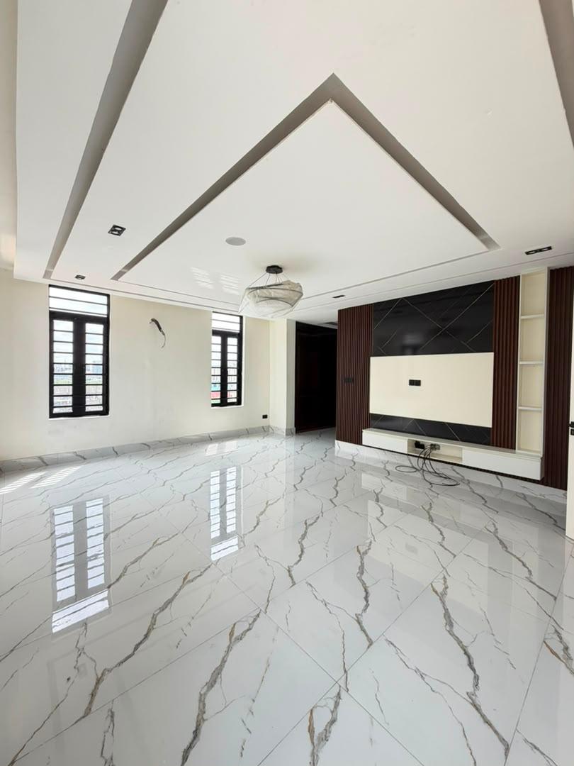 Contemporary 5-Bedroom Detached Residence with Cinema & Pool photo 9