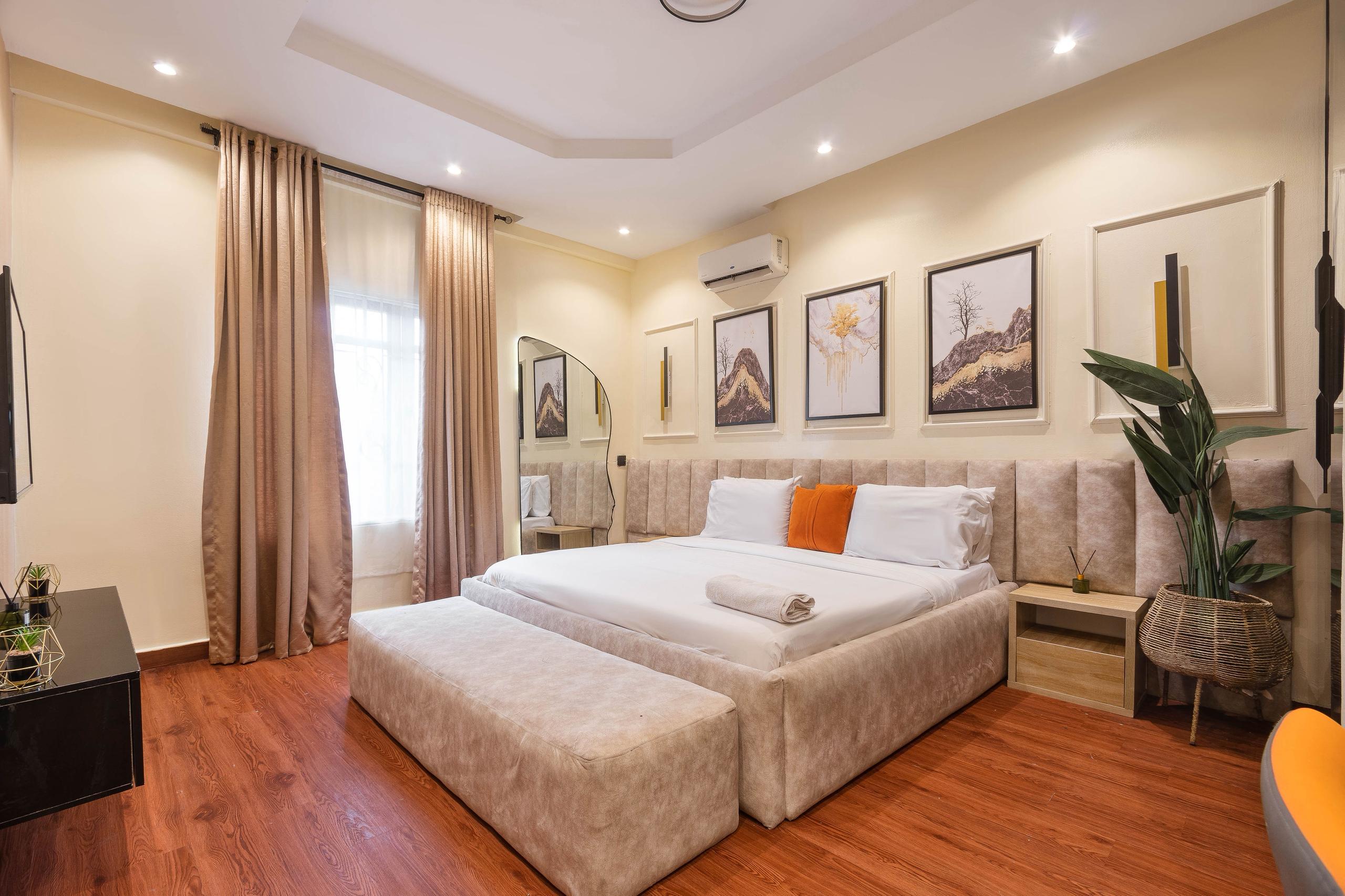 3 bedroom apartment with top notch amenities available for short/long stay.
photo 13
