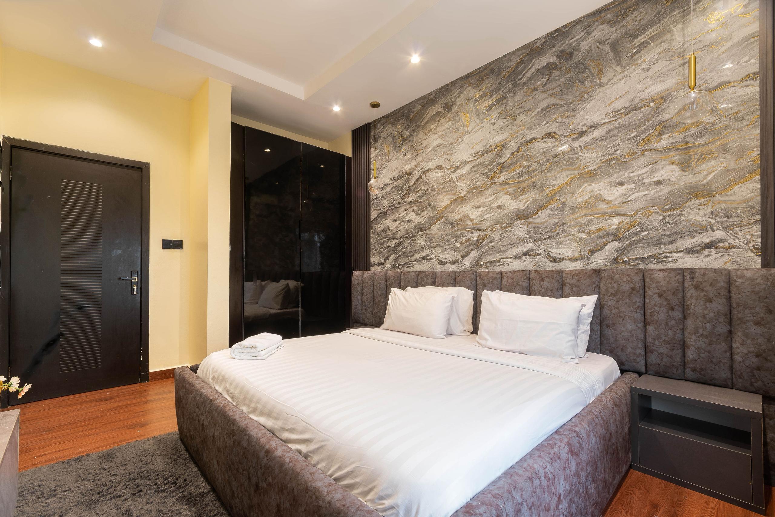 3 bedroom apartment with top notch amenities available for short/long stay.
photo 18