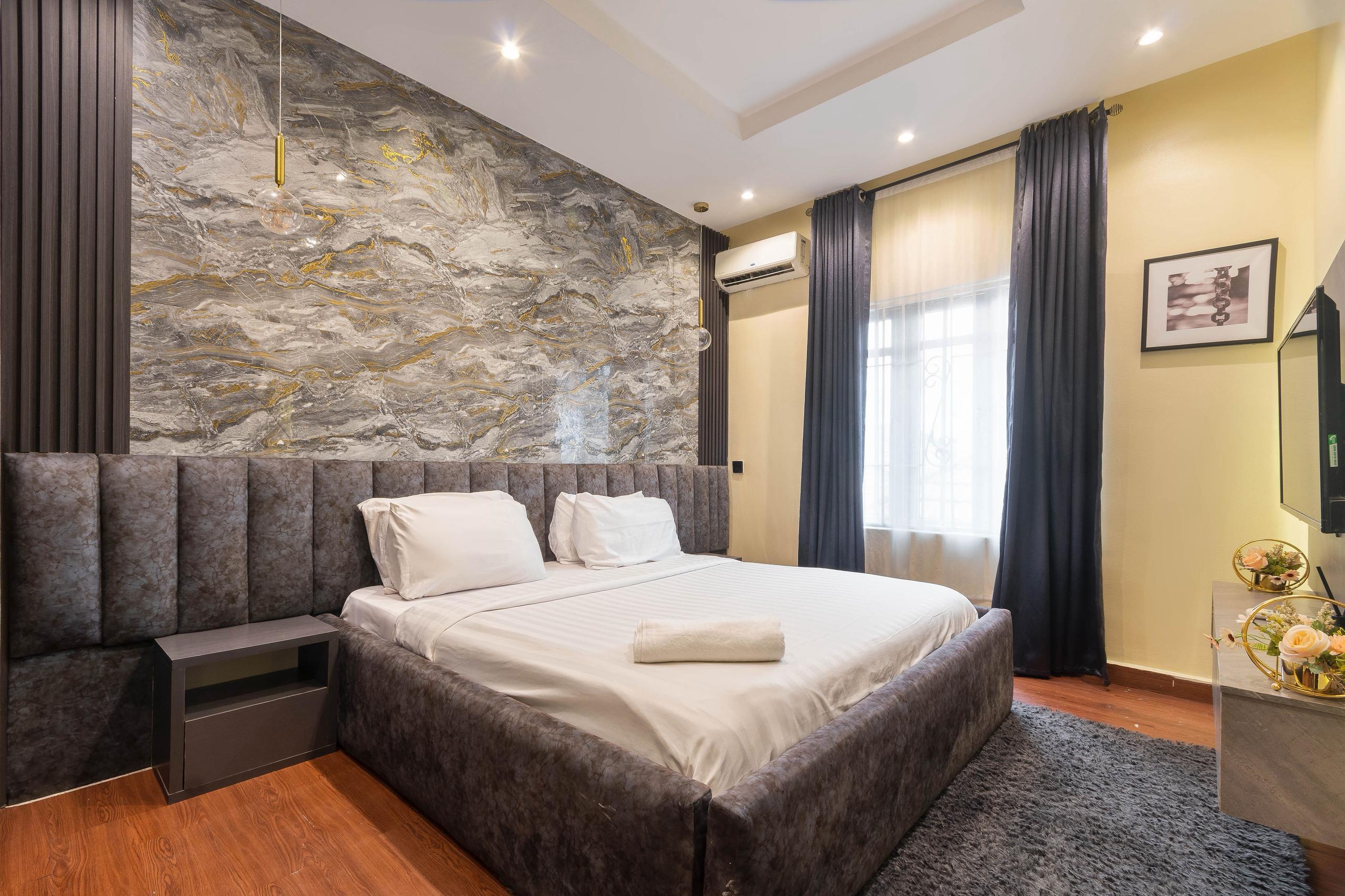 3 bedroom apartment with top notch amenities available for short/long stay.
photo 12