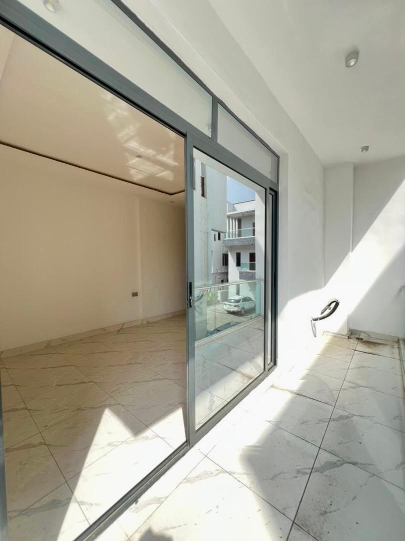 Architecturally Designed 2 & 3 Bedroom Apartment photo 13