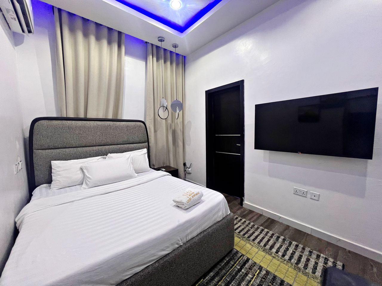 Minimalist furnished 1 bedroom apartment photo 5