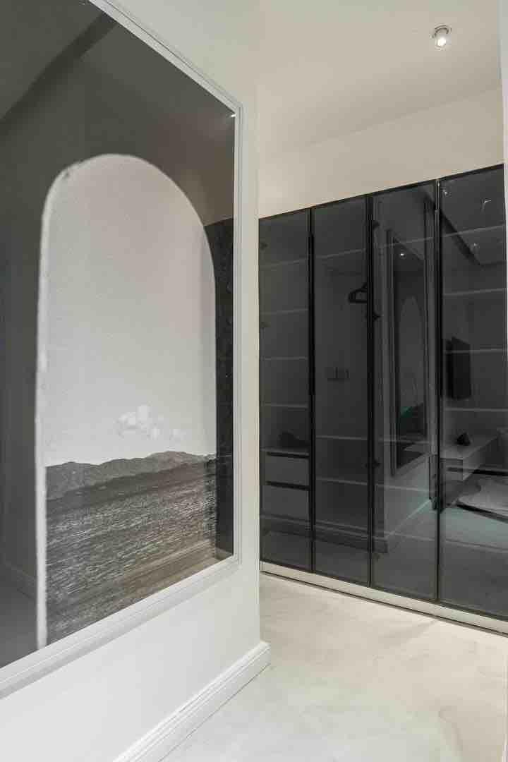 ALL WHITE 2 BED SMART HOME APARTMENT photo 17
