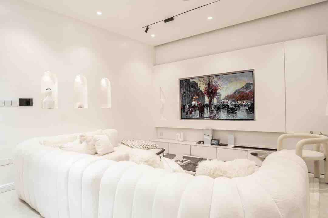 ALL WHITE 2 BED SMART HOME APARTMENT photo 14