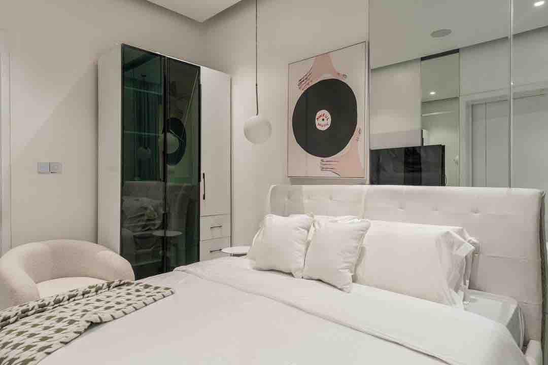 ALL WHITE 2 BED SMART HOME APARTMENT photo 11