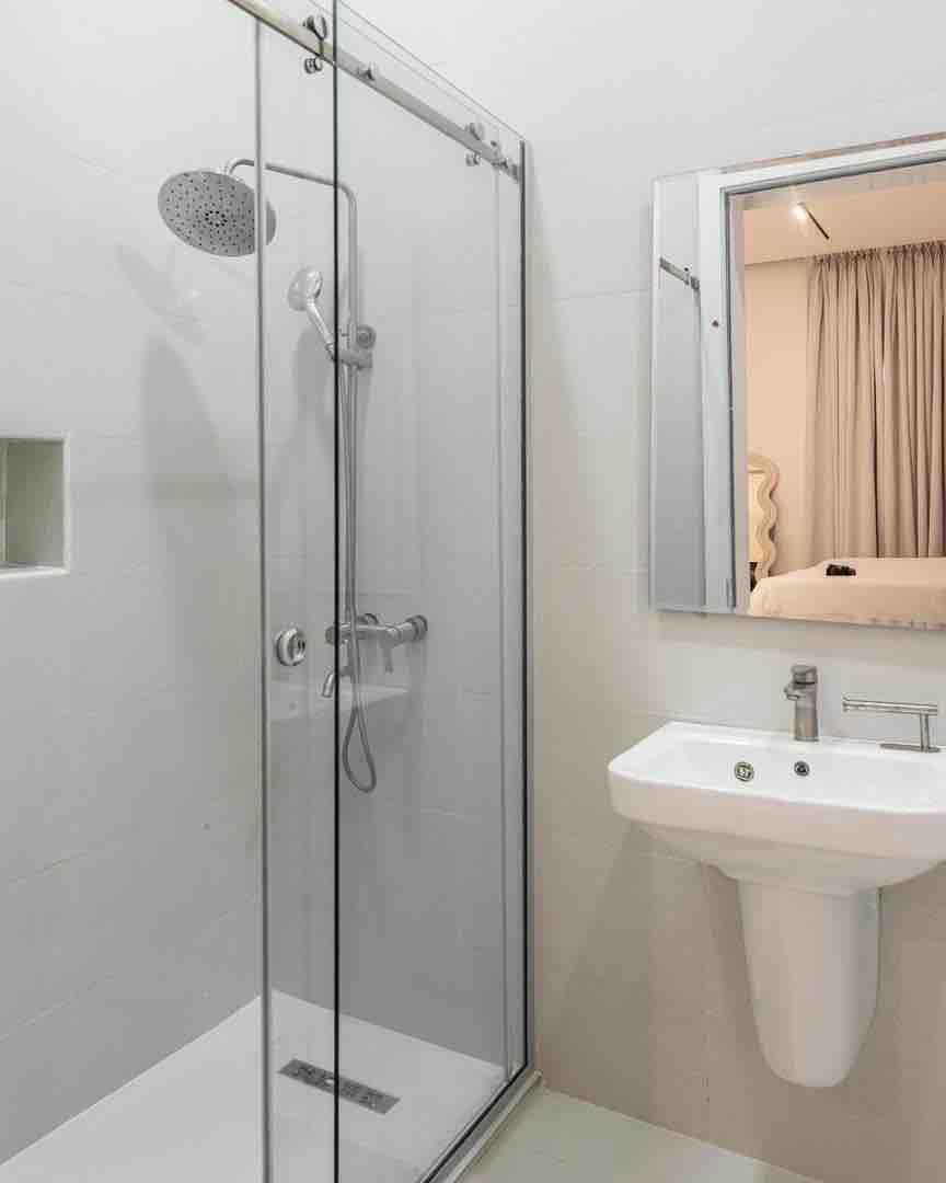 ALL WHITE 2 BED SMART HOME APARTMENT photo 13