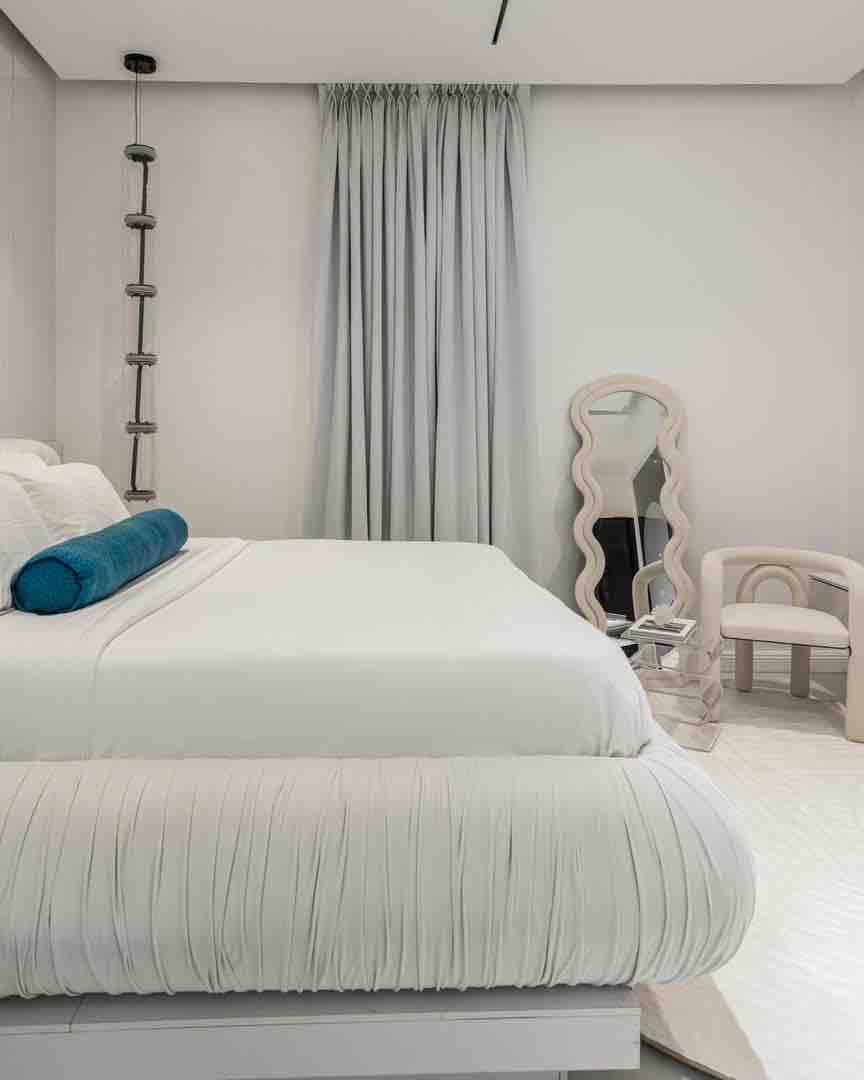 ALL WHITE 2 BED SMART HOME APARTMENT photo 8