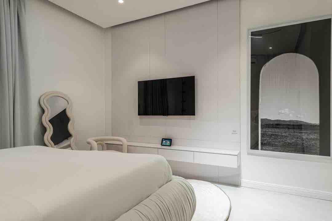 ALL WHITE 2 BED SMART HOME APARTMENT photo 7