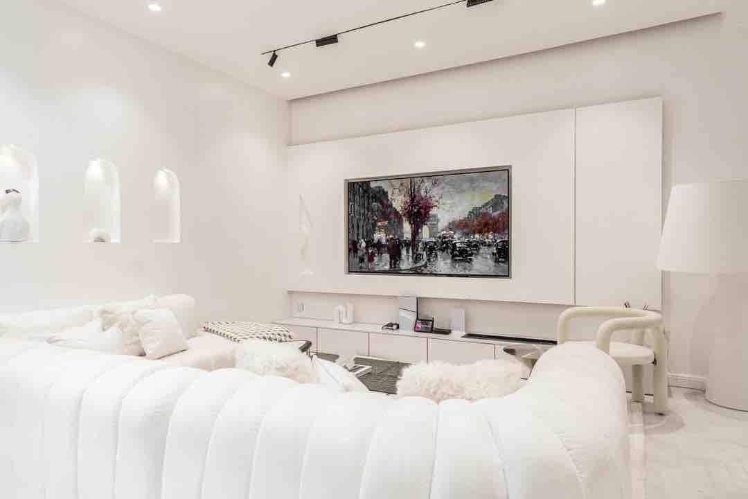 ALL WHITE 2 BED SMART HOME APARTMENT photo 12