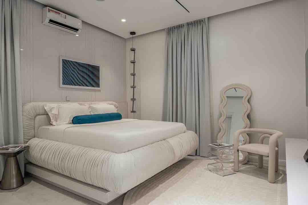ALL WHITE 2 BED SMART HOME APARTMENT photo 9