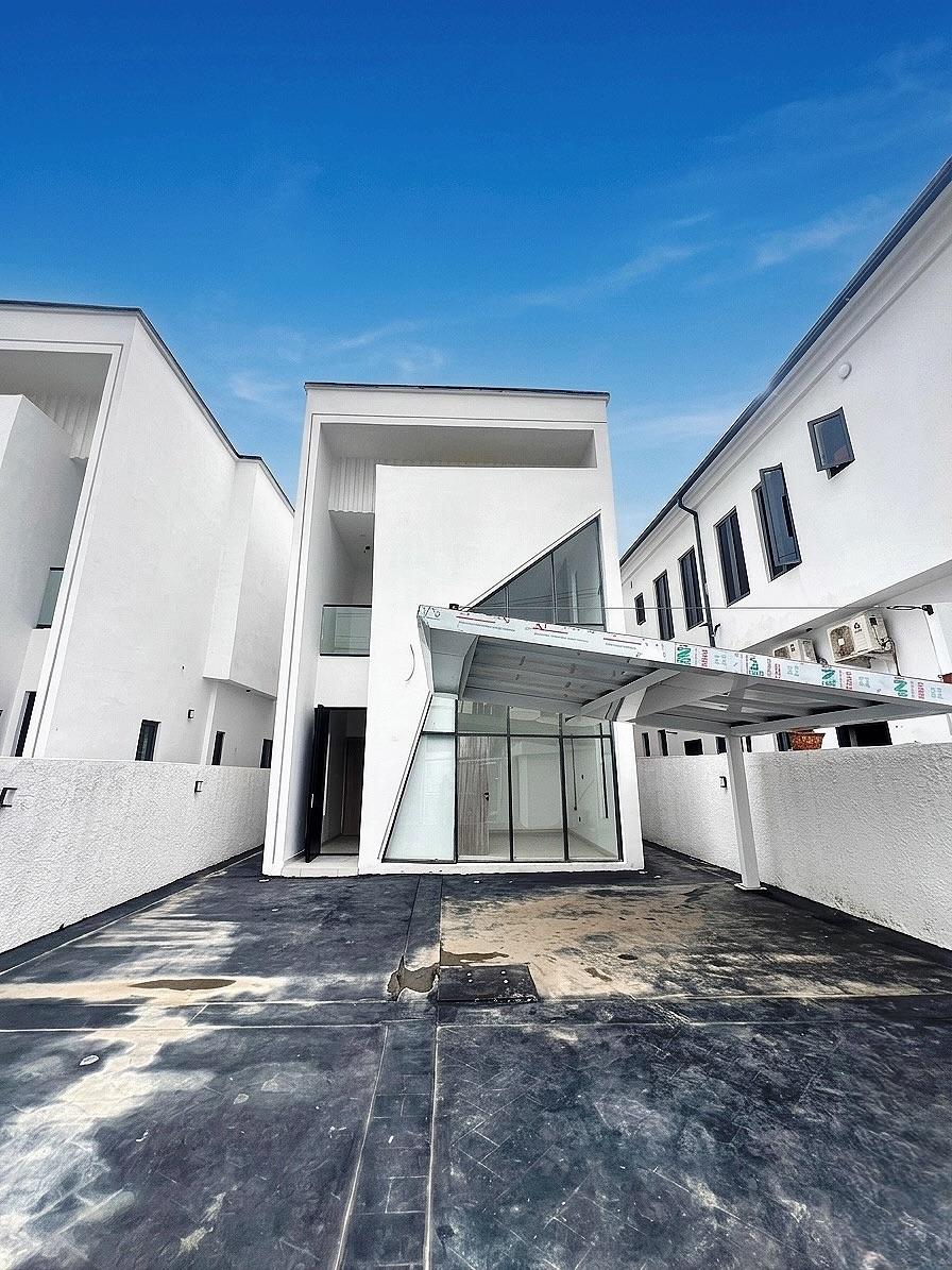 LUXURY 5 BEDROOM FULLY DETACHED HOUSE WITH BQ & SWIMMING POOL