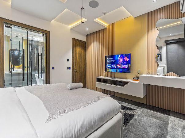 🦋 Brand new 🦋
STAND ALONE LUXURY 4 BEDROOM With PRIVATE CINEMA and SNOOKER