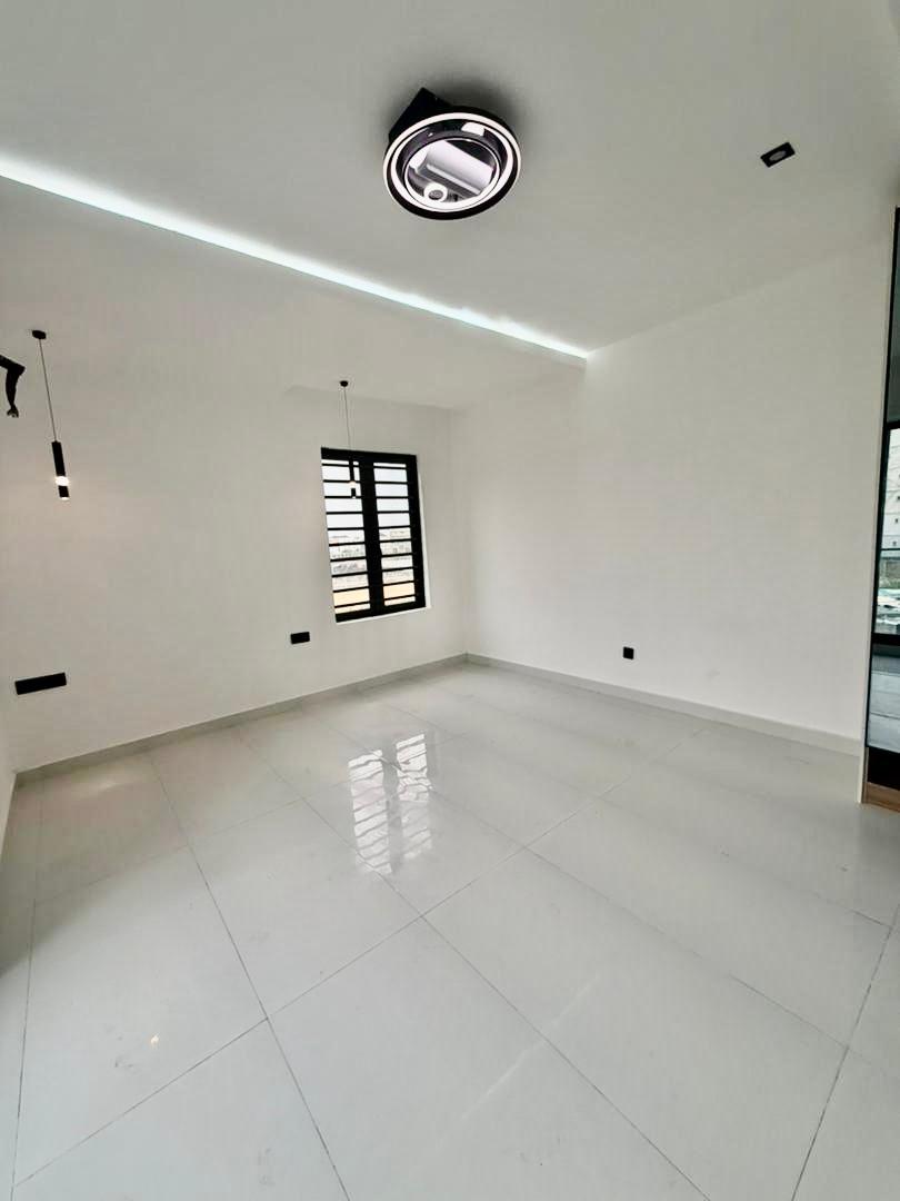 Newly built 3 bedroom apartment with modern amenities photo 11