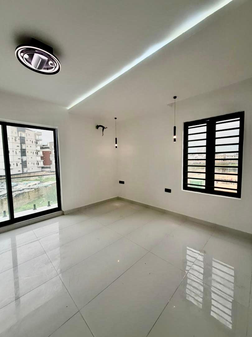 Newly built 3 bedroom apartment with modern amenities photo 8