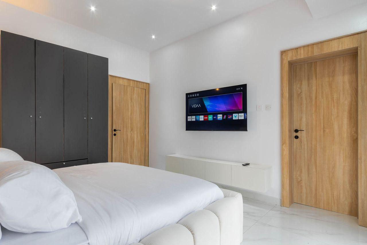 🏢 New Apartment Alert! 😍
Book this luxurious 2-Bedroom Apartment at lekki phase 1 photo 6