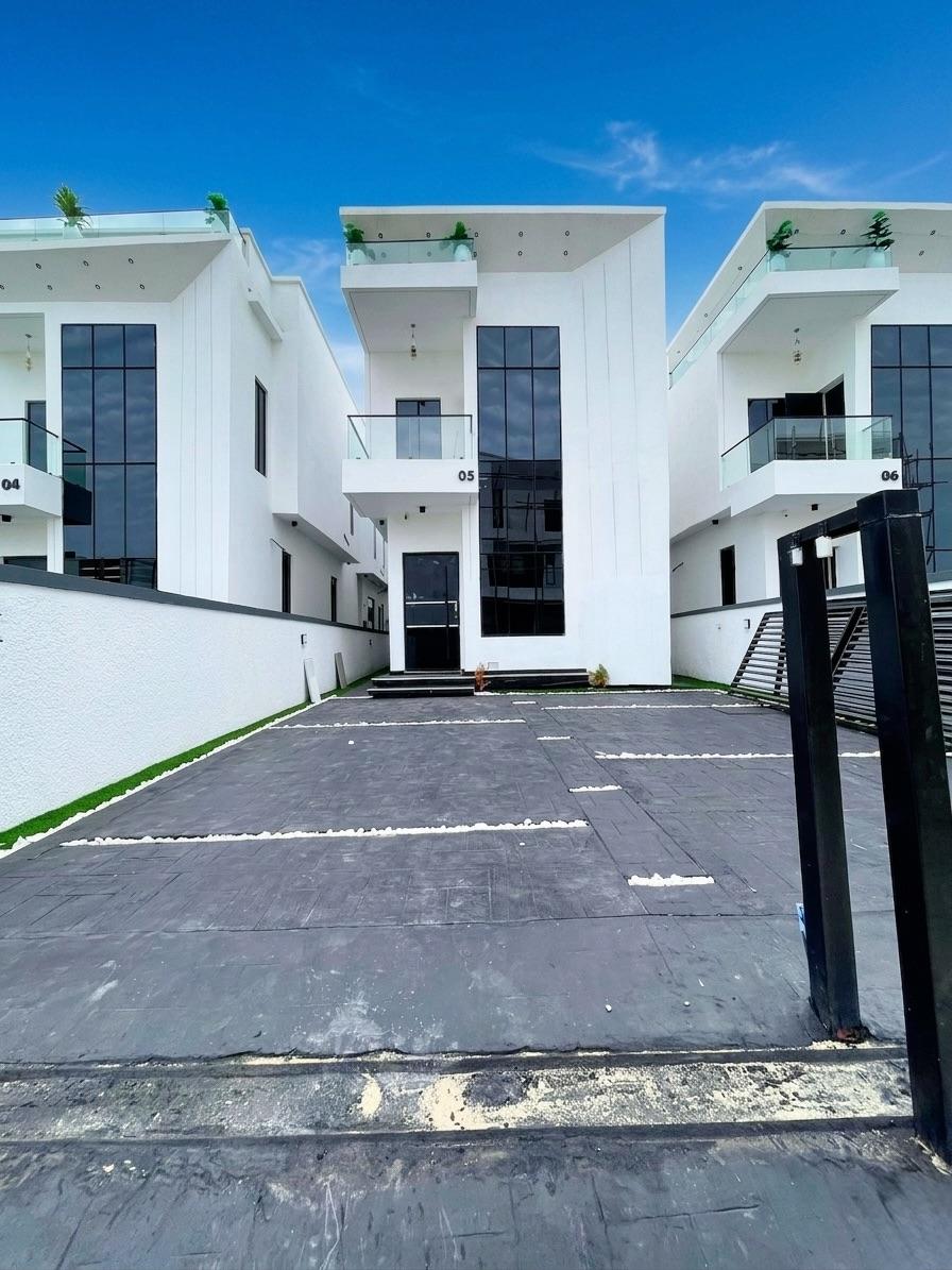 NEWLY BUILT & SPACIOUS 5 BEDROOM FULLY DETACHED DUPLEX